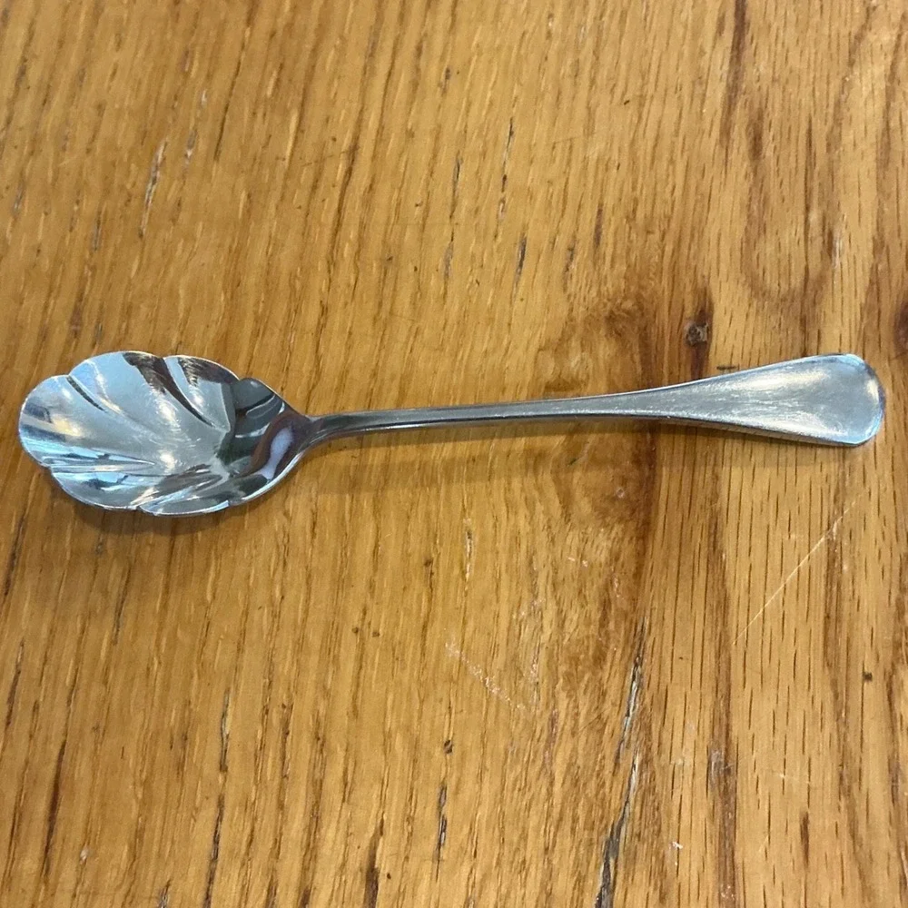 Vintage Oneida Stainless Juilliard Sugar Shell Spoon 6 1/8 inch Flatware
